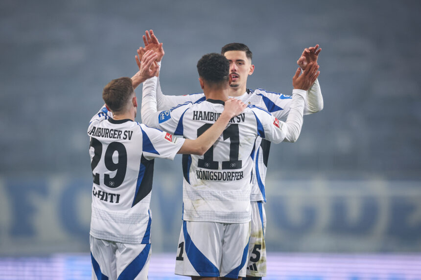 Der HSV hat den 1. FC Magdeburg souverän mit 3:0 geschlagen und wird somit auch nach dem 26. Spieltag an der Tabellenspitze stehen. Aus einer äußerst geschlossenen Mannschaftsleistung ragte Doppelschütze Ransford Königsdörffer nochmal heraus.