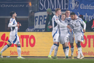 Gegen den Aufstiegskonkurrenten aus Magdeburg hat der HSV einen unerwartet souveränen 3:0-Sieg eingefahren. Vor allem defensiv ließ der Tabellenführer fast gar nichts anbrennen und verabschiedet sich so mit dem bestmöglichen Gefühl in die zweiwöchige Länderspielpause.