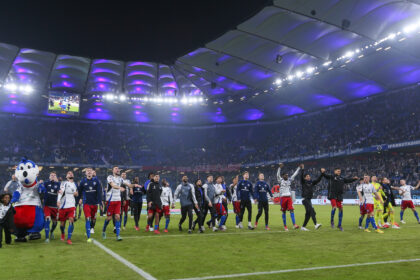 Vor eigenem Publikum ist der HSV derzeit nicht zu bezwingen. Auch Fortuna Düsseldorf sah im Volkspark kein Land und musste sich deutlich mit 1:4 geschlagen geben. Durch einen fast zeitgleichen Patzer des großen FC Bayern dürfen sich die Rothosen nun über eine durchaus beachtliche Bestmarke freuen.