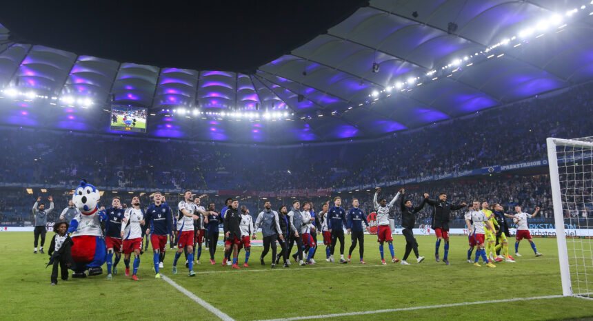 Vor eigenem Publikum ist der HSV derzeit nicht zu bezwingen. Auch Fortuna Düsseldorf sah im Volkspark kein Land und musste sich deutlich mit 1:4 geschlagen geben. Durch einen fast zeitgleichen Patzer des großen FC Bayern dürfen sich die Rothosen nun über eine durchaus beachtliche Bestmarke freuen.