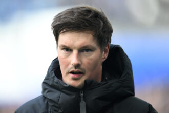 Merlin Polzin hat seine Startaufstellung für das richtungsweisende Spitzenspiel gegen Fortuna Düsseldorf bekannt gegeben. Dabei vertraut der junge Coach auf exakt jenes Personal, das am vergangenen Wochenende mit 0:2 gegen den SC Paderborn unterlegen war. Robert Glatzel steht derweil noch nicht im Kader.