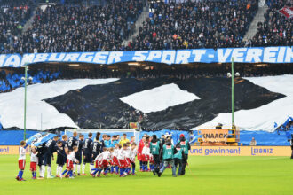 Der HSV hat mit der Herausgabe eines neuen Trikots überrascht. Anlässlich des Weltmädchentages im Oktober 2024 setzt der Nord-Klub ein großes Zeichen für Gleichberechtigung.