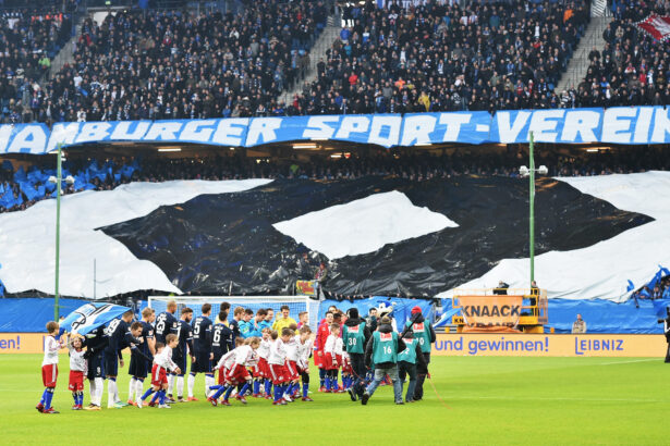 Der HSV hat mit der Herausgabe eines neuen Trikots überrascht. Anlässlich des Weltmädchentages im Oktober 2024 setzt der Nord-Klub ein großes Zeichen für Gleichberechtigung.