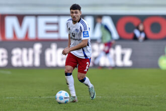 Bei der Niederlage in Paderborn sahen weder Miro Muheim noch William Mikelbrencis sonderlich gut aus. SCP-Trainer Lukas Kwasniok stellte später öffentlich einen Hamburger Schwachpunkt heraus. Diesen scheinen sich die Verantwortlichen zu Herzen genommen zu haben.