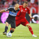 David Jarolim im HSV-Trikot im Zweikampf mit Bastian Schweinsteiger.