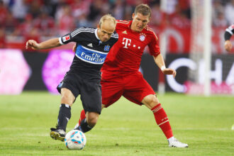 David Jarolim im HSV-Trikot im Zweikampf mit Bastian Schweinsteiger.