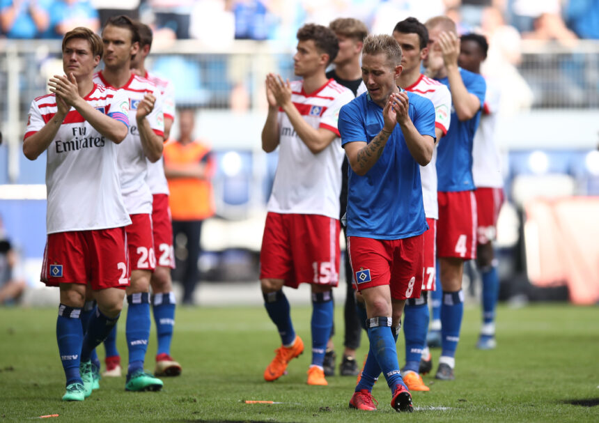 Der HSV stieg trotz eines Sieges über Borussia Mönchengladbach aus der Bundesliga ab.
