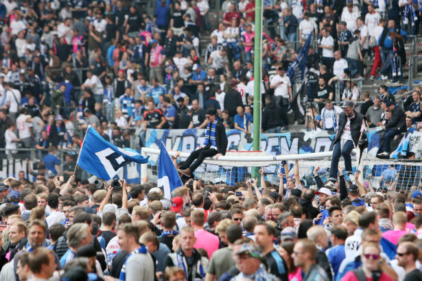 Der HSV schaffte 2017 am letzten Spieltag den Klassenerhalt, woraufhin die Fans den Platz stürmten.