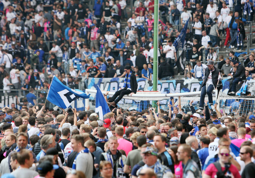 Der HSV schaffte 2017 am letzten Spieltag den Klassenerhalt, woraufhin die Fans den Platz stürmten.