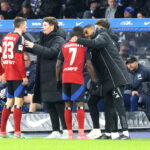 Jonas Meffert im Gespräch mit Trainer Merlin Polzin.