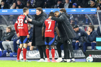 Jonas Meffert im Gespräch mit Trainer Merlin Polzin.