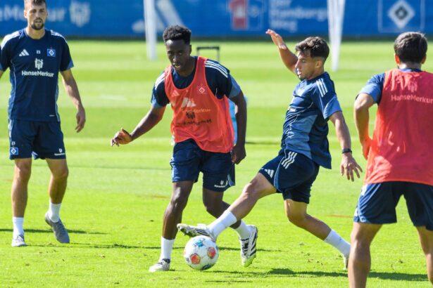HSV: Albert Sambi Lokonga und Nicolás Capaldo, hier im direkten Duell, könnten Fábio Vieira ersetzen.