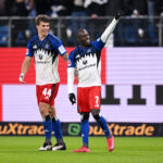 Luka Vuskovic jubelt mit Jean-Luc Dompé.