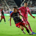 HSV-Kandidat Raoul Petretta im Zweikampf mit Luis Suárez.