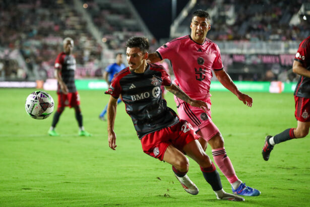 HSV-Kandidat Raoul Petretta im Zweikampf mit Luis Suárez.