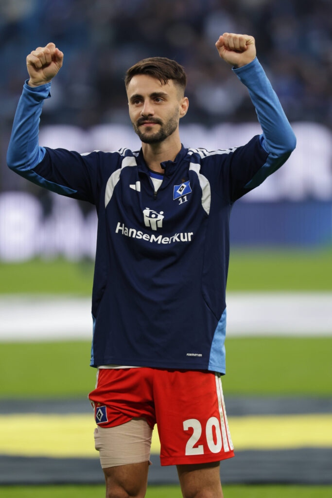 Fabio Vieira mit Kniebandage